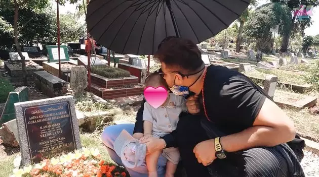 ammar zoni dan irish bella ziarah makam anak kembar Berbagai sumber