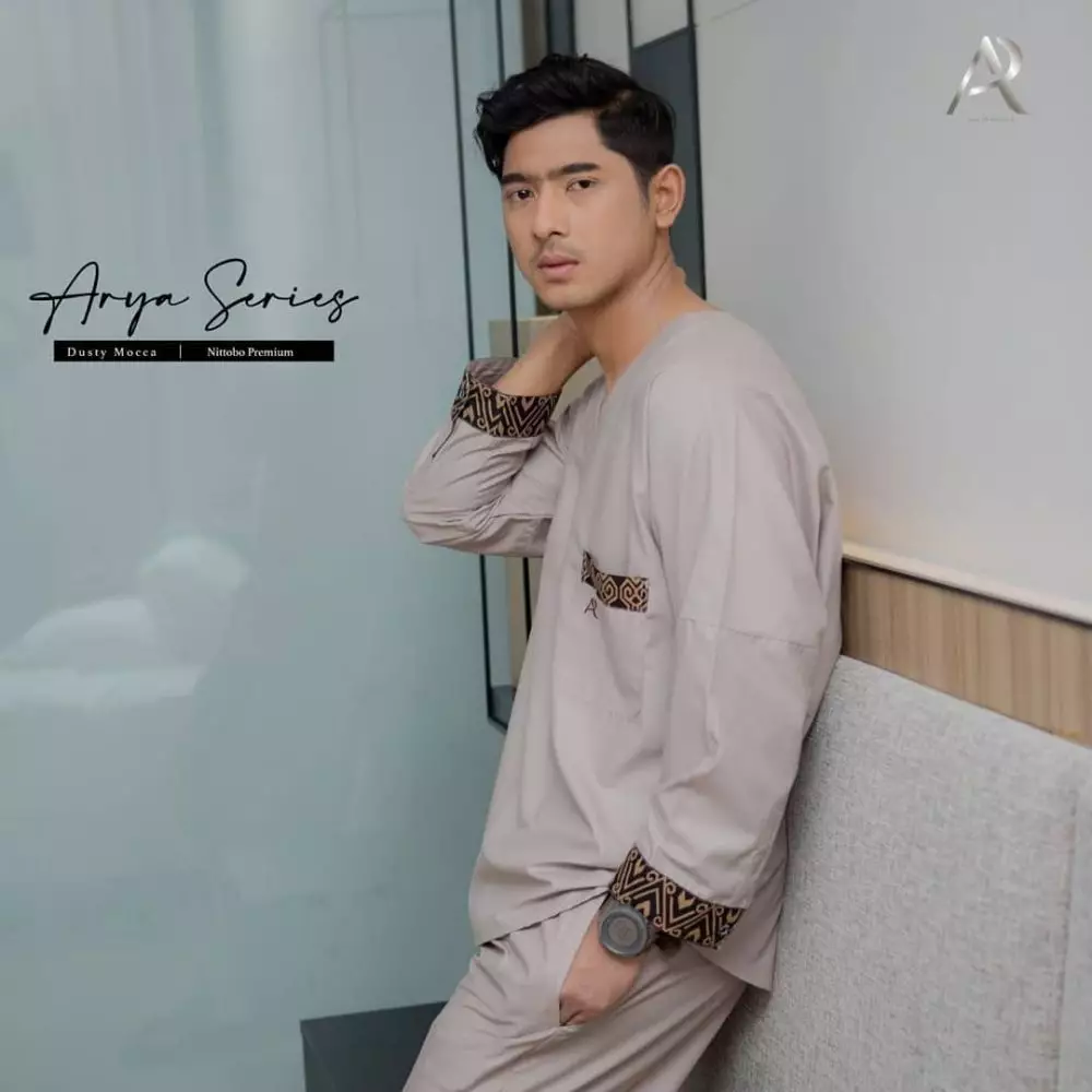 Arya Saloka jadi model busana muslim © 2021 brilio.net Instagram