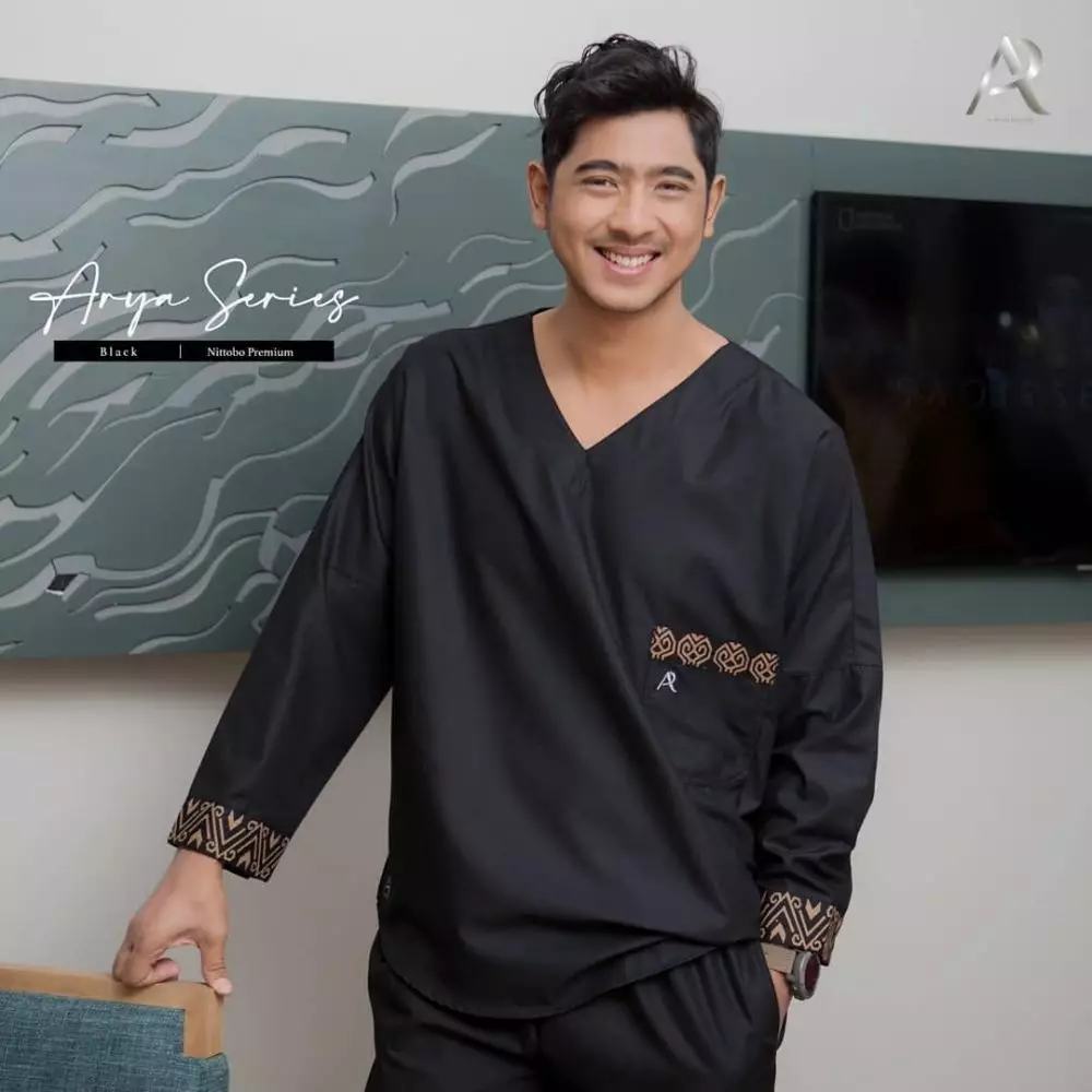 Arya Saloka jadi model busana muslim © 2021 brilio.net Instagram