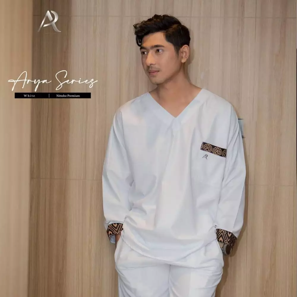 Arya Saloka jadi model busana muslim © 2021 brilio.net Instagram