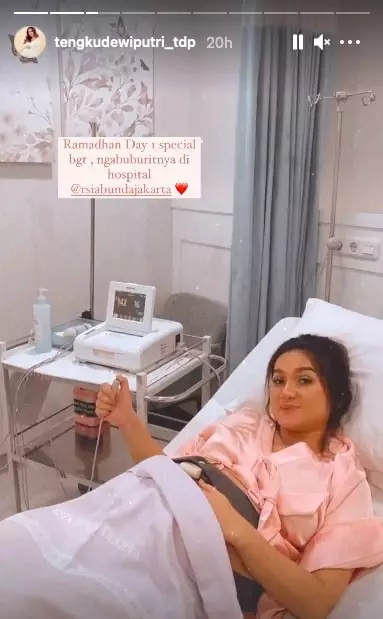 momen Tengku Dewi melahirkan © berbagai sumber momen Tengku Dewi melahirkan © berbagai sumber