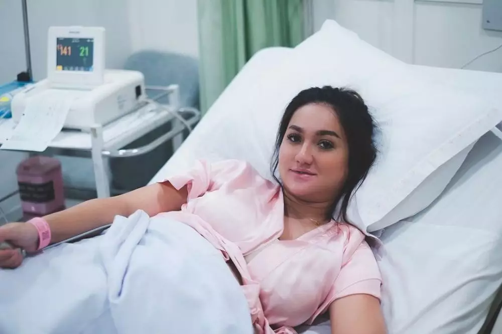 momen Tengku Dewi melahirkan © berbagai sumber momen Tengku Dewi melahirkan © berbagai sumber