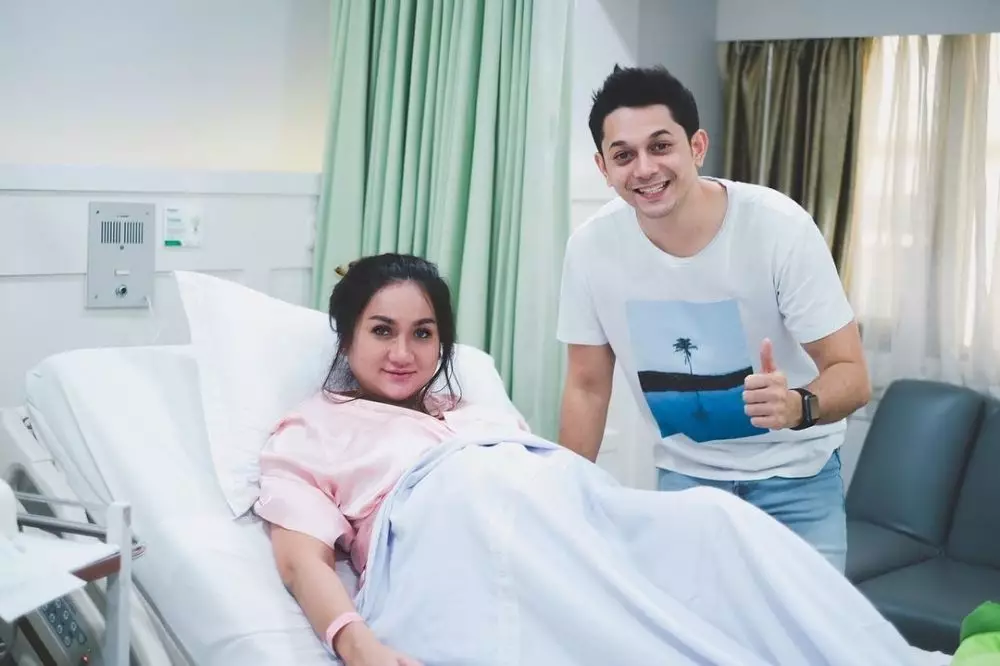 momen Tengku Dewi melahirkan © berbagai sumber momen Tengku Dewi melahirkan © berbagai sumber