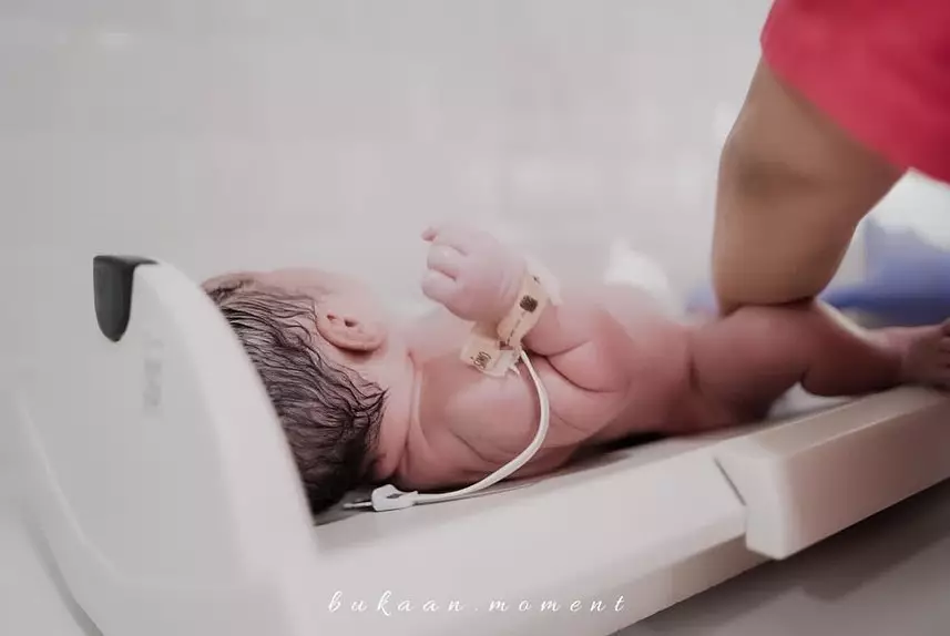 momen Tengku Dewi melahirkan © berbagai sumber momen Tengku Dewi melahirkan © berbagai sumber