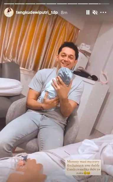 momen Tengku Dewi melahirkan © berbagai sumber momen Tengku Dewi melahirkan © berbagai sumber