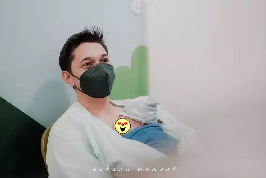 momen Tengku Dewi melahirkan © berbagai sumber momen Tengku Dewi melahirkan © berbagai sumber