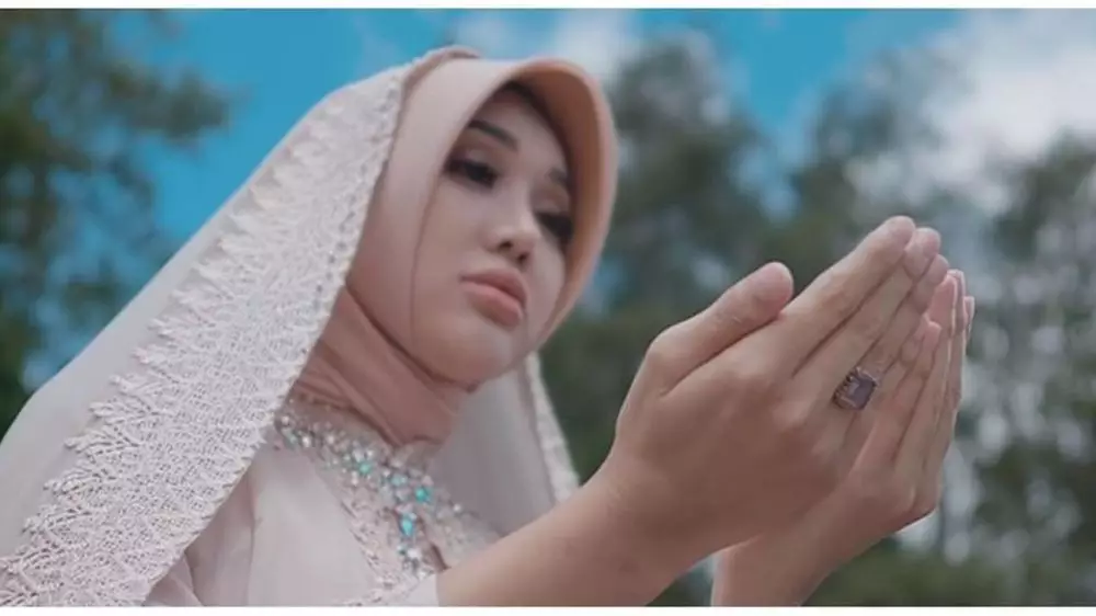 lucinta luna tampil berhijab di single religi Berbagai sumber