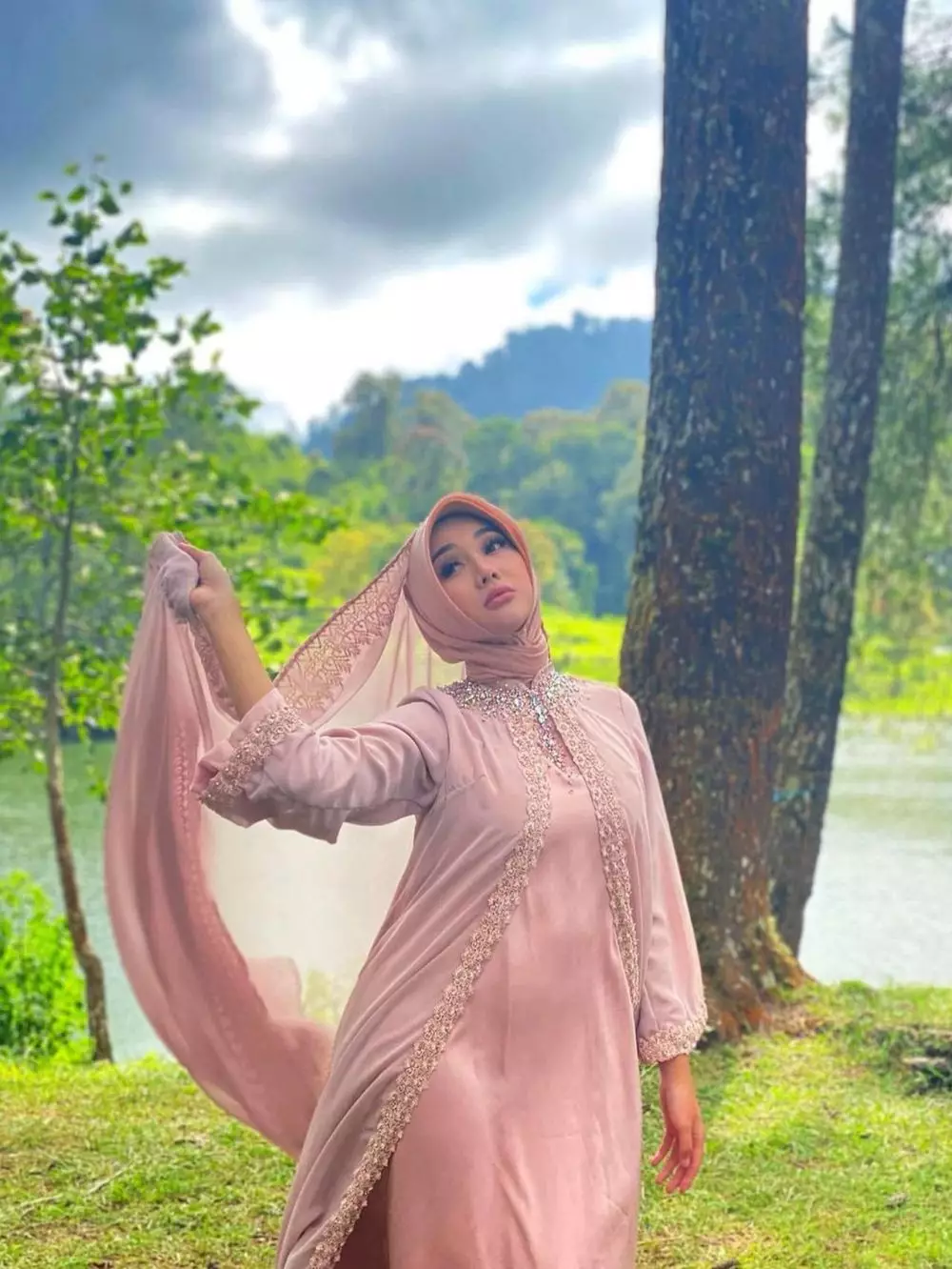lucinta luna tampil berhijab di single religi Berbagai sumber