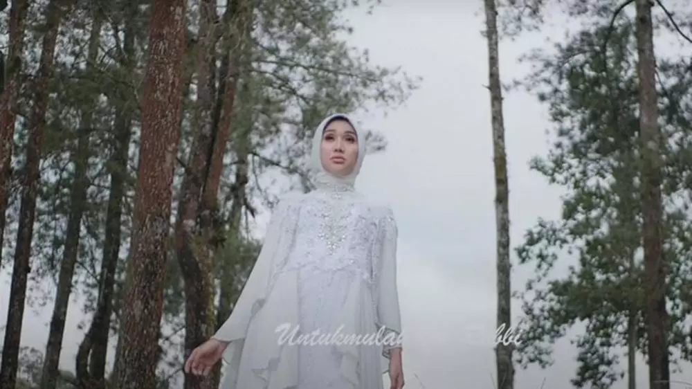 lucinta luna tampil berhijab di single religi Berbagai sumber