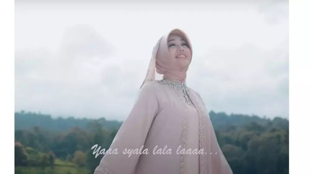 lucinta luna tampil berhijab di single religi Berbagai sumber