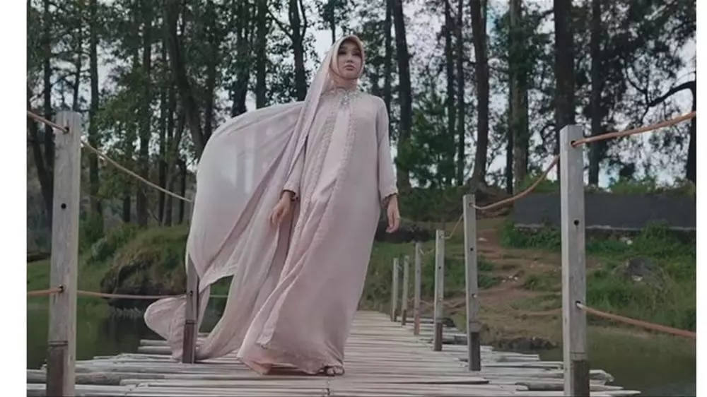 lucinta luna tampil berhijab di single religi Berbagai sumber