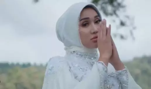 lucinta luna tampil berhijab di single religi Berbagai sumber