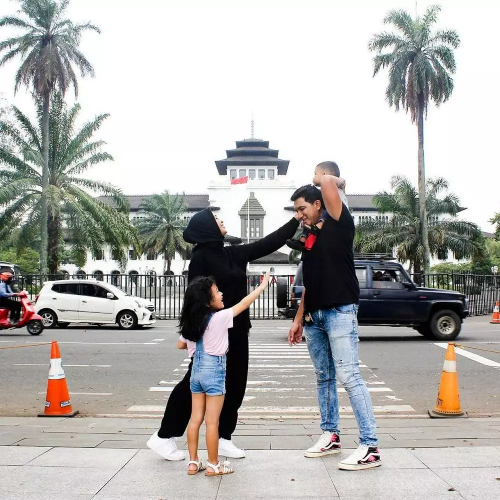 tantri liburan keluarga di bandung Berbagai sumber