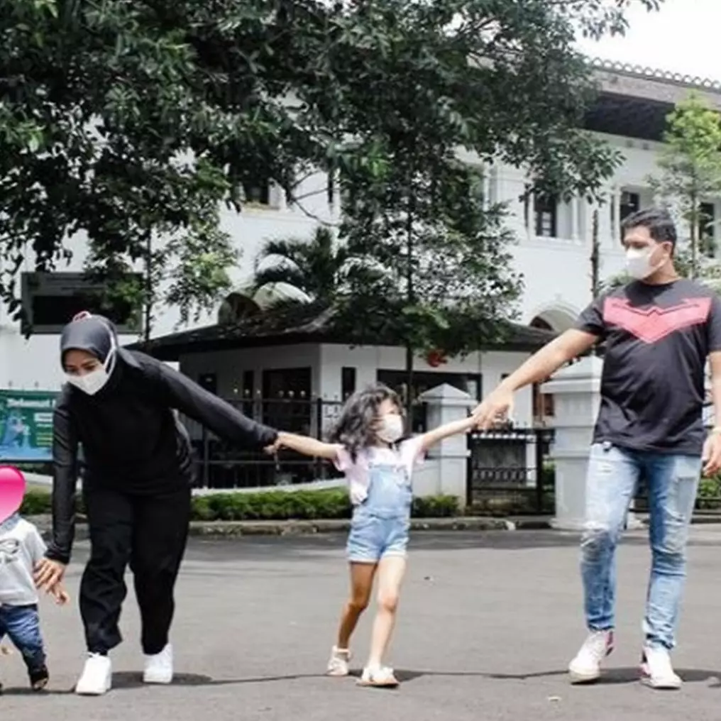 7 Potret Tantri liburan keluarga di Bandung, makan bakso pinggir jalan