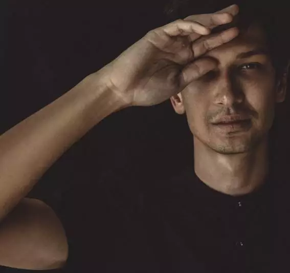 gaya pemotretan Dimas Beck © Instagram/@dimasbeck