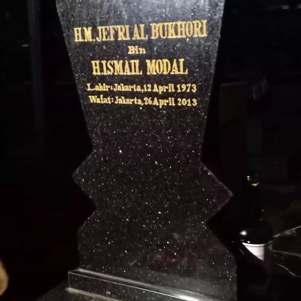 Umi Pipik ziarah makam di hari ultah Uje © 2021 brilio.net