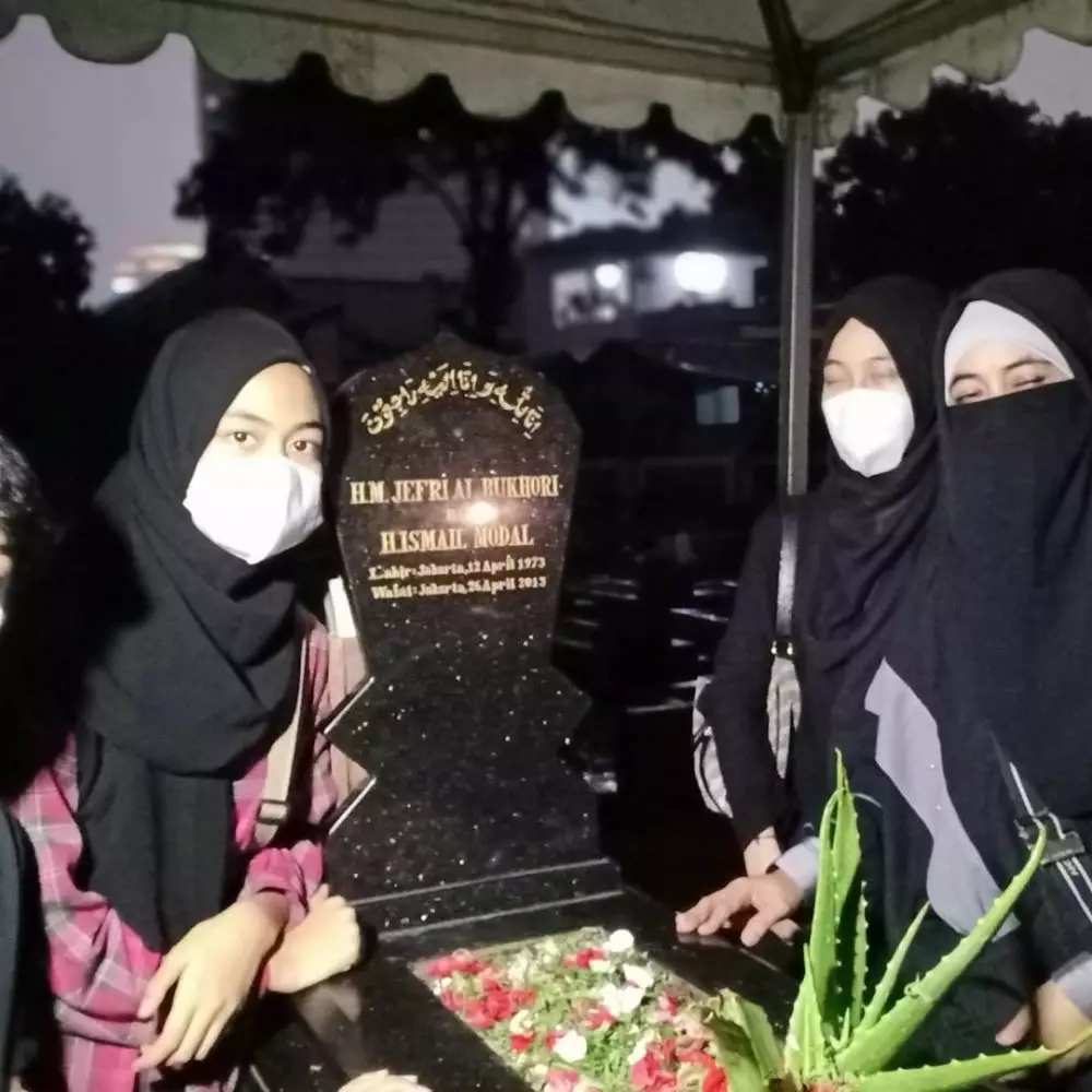Umi Pipik ziarah makam di hari ultah Uje © 2021 brilio.net