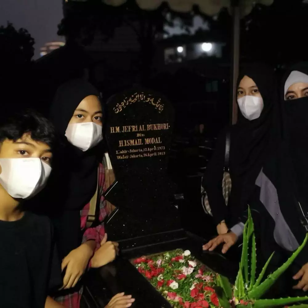 Umi Pipik ziarah makam di hari ultah Uje © 2021 brilio.net