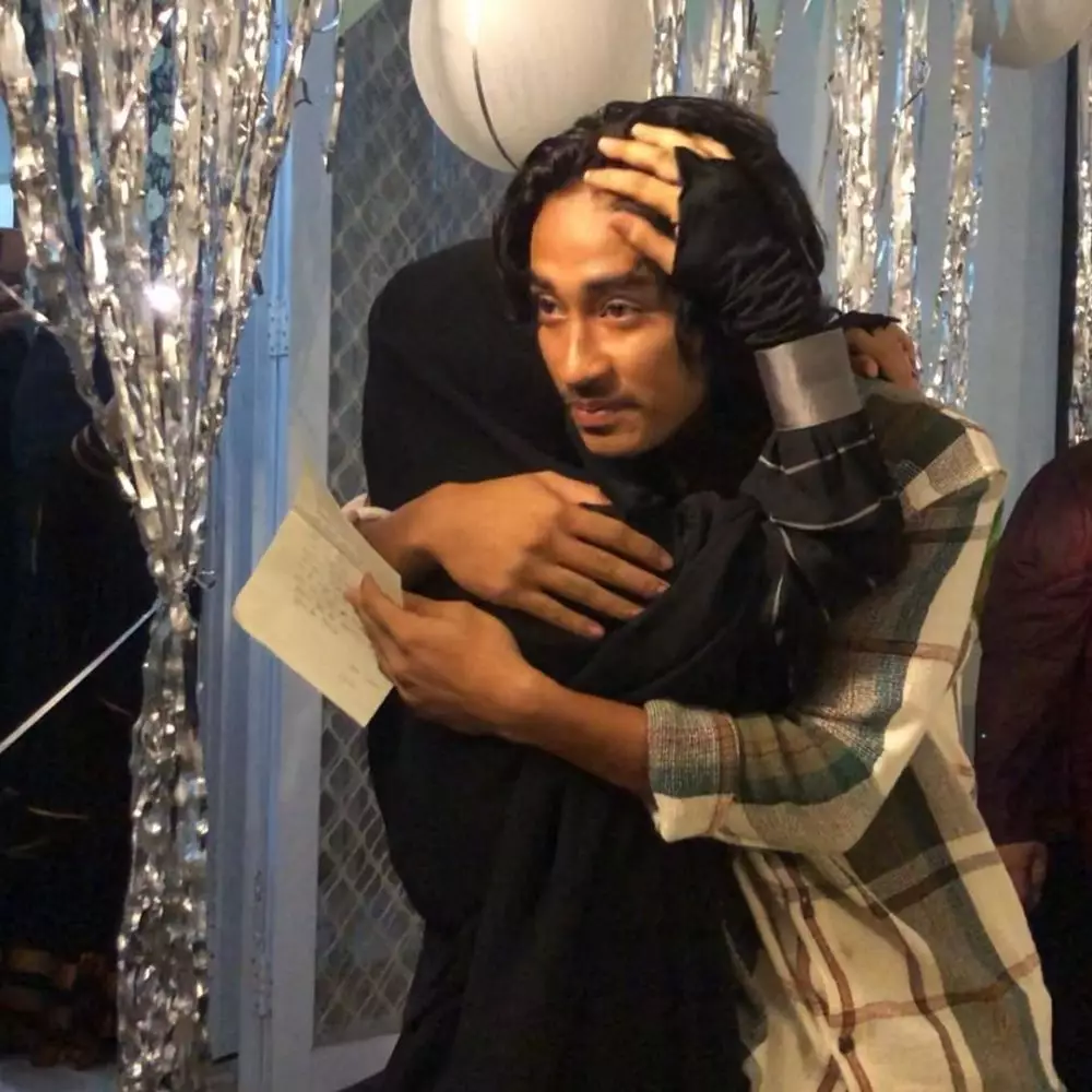 Umi Pipik ziarah makam di hari ultah Uje © 2021 brilio.net