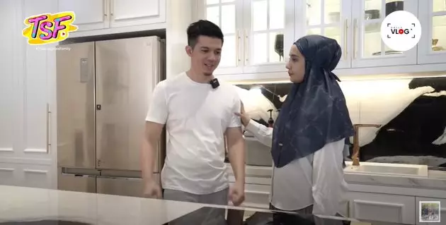 Irwansyah dan zaskian sahur bareng anaknya Berbagai sumber