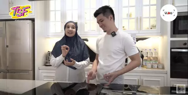 Irwansyah dan zaskian sahur bareng anaknya Berbagai sumber