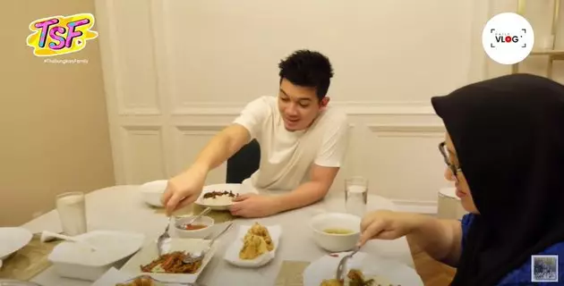 Irwansyah dan zaskian sahur bareng anaknya Berbagai sumber