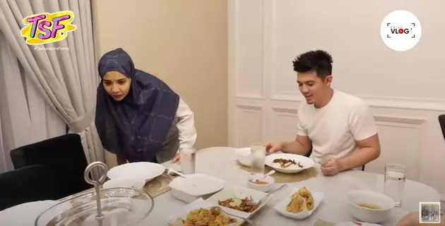 Irwansyah dan zaskian sahur bareng anaknya Berbagai sumber