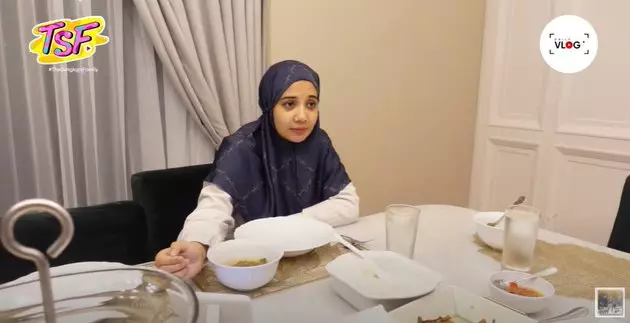 Irwansyah dan zaskian sahur bareng anaknya Berbagai sumber