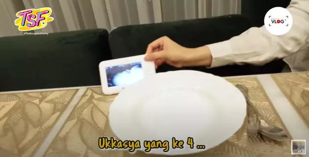 Irwansyah dan zaskian sahur bareng anaknya Berbagai sumber