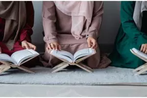 10 Cara belajar membaca Alquran untuk pemula, mudah dipahami
