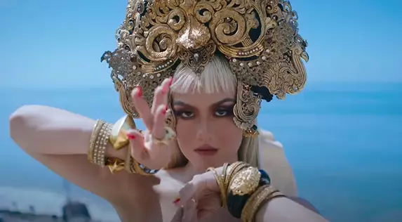 novel grafis agnez mo © 2021 brilio.net