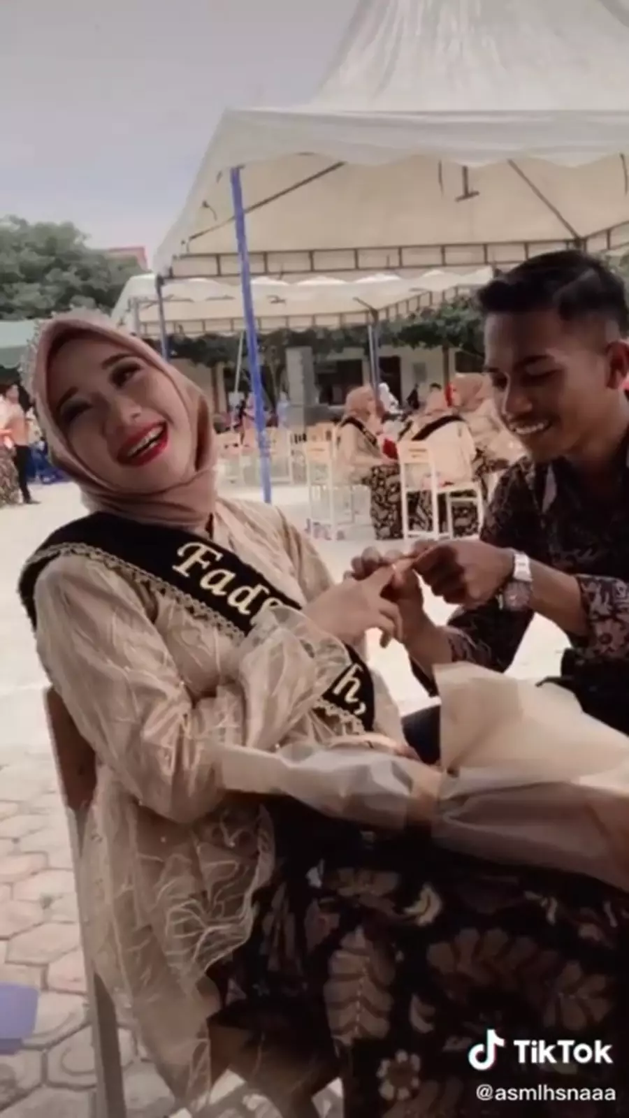 dilamar saat wisuda © TikTok 