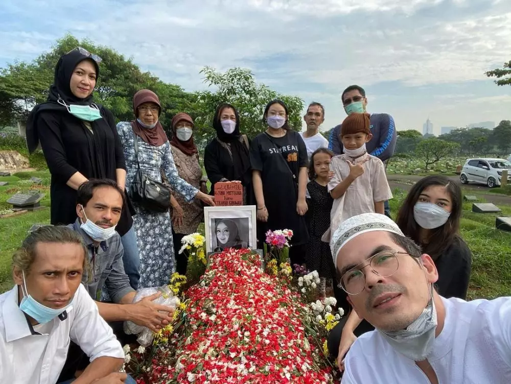 seleb ziarah ke makam pasangan jelang Ramadan dari berbagai sumber