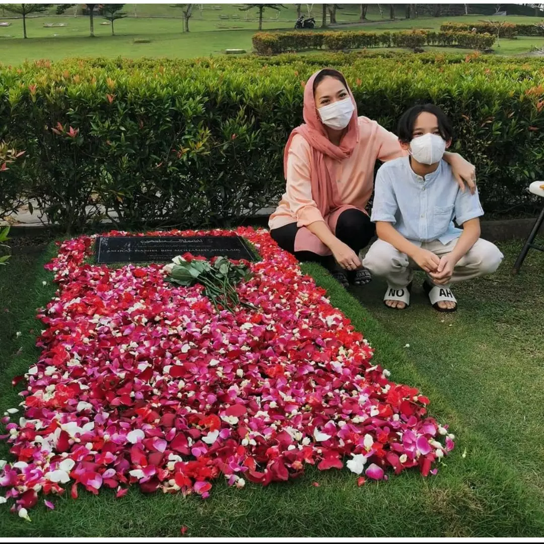 Momen 4 seleb ziarah ke makam pasangan jelang Ramadan