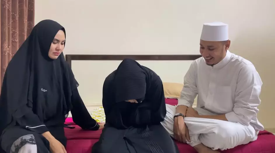 kartika putri dan suami antar anak ke pesantren © YouTube