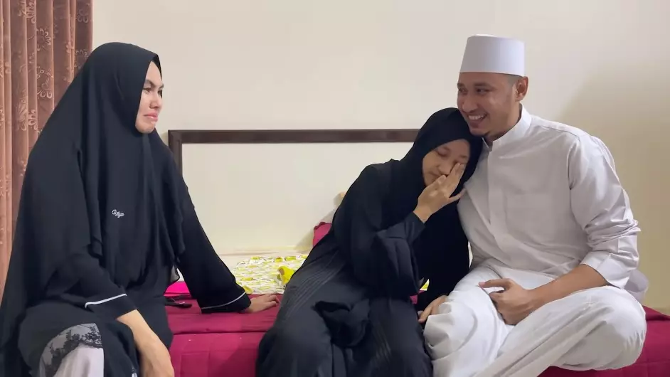 kartika putri dan suami antar anak ke pesantren © YouTube