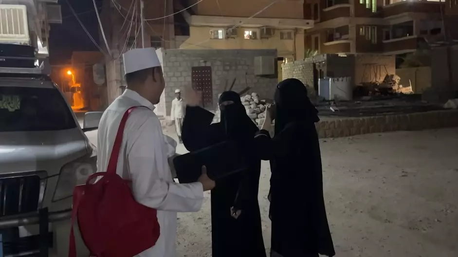 kartika putri dan suami antar anak ke pesantren © YouTube