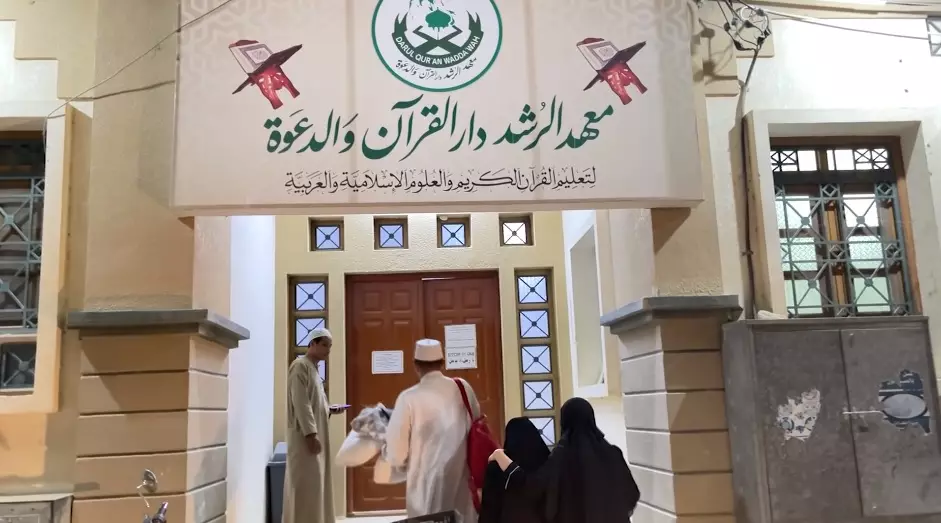 kartika putri dan suami antar anak ke pesantren © YouTube