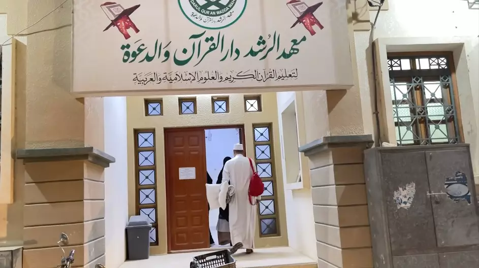 kartika putri dan suami antar anak ke pesantren © YouTube