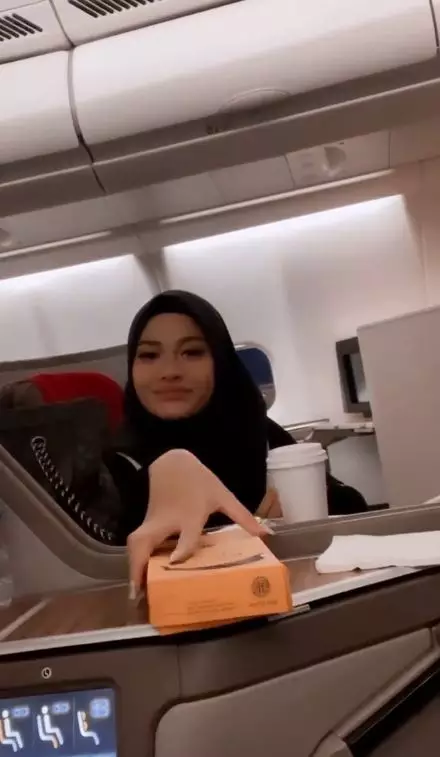 Aurel berhijab bulan madu © Instagram