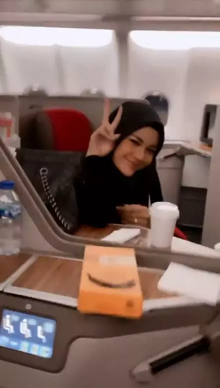 Aurel berhijab bulan madu © Instagram