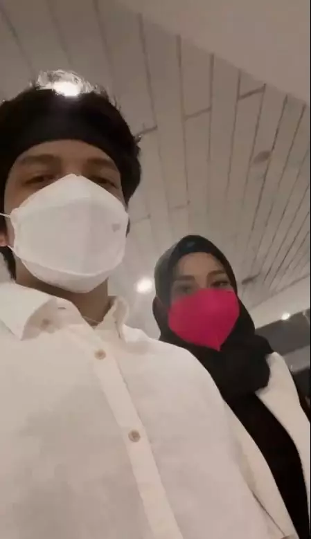 Aurel berhijab bulan madu © Instagram