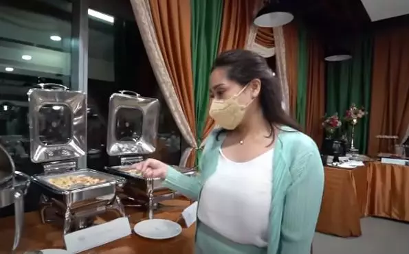 Momen tarawih Rieta Amilia dan Nagita Slavina © YouTube/Rans Entertainment Momen tarawih Rieta Amilia dan Nagita Slavina © YouTube/Rans Entertainment