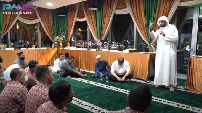 Momen tarawih Rieta Amilia dan Nagita Slavina © YouTube/Rans Entertainment Momen tarawih Rieta Amilia dan Nagita Slavina © YouTube/Rans Entertainment