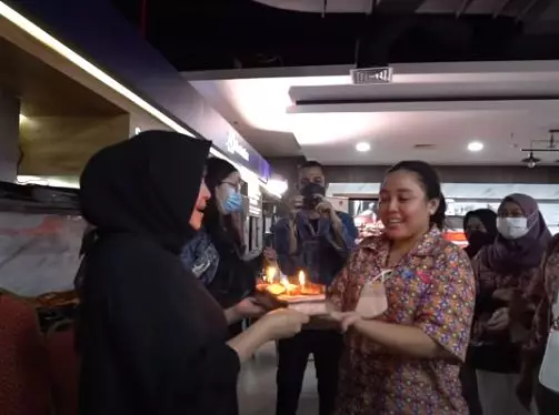 Momen tarawih Rieta Amilia dan Nagita Slavina © YouTube/Rans Entertainment Momen tarawih Rieta Amilia dan Nagita Slavina © YouTube/Rans Entertainment