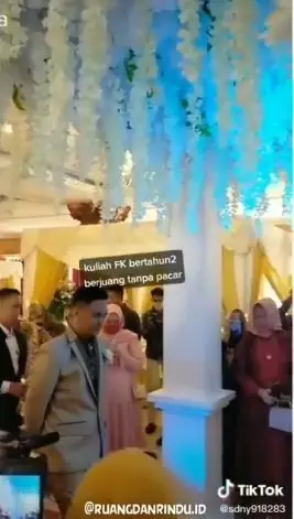 wanita tak menyangka berjodoh dengna teman SMA Berbagai sumber wanita tak menyangka berjodoh dengna teman SMA Berbagai sumber