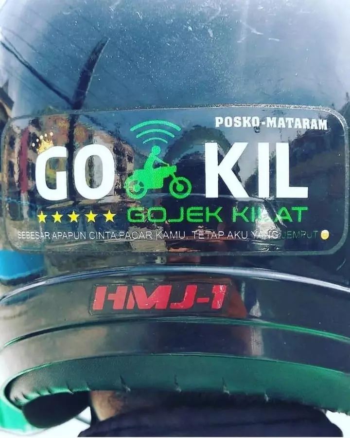 Tulisan lucu di helm driver © berbagai sumber Tulisan lucu di helm driver © berbagai sumber
