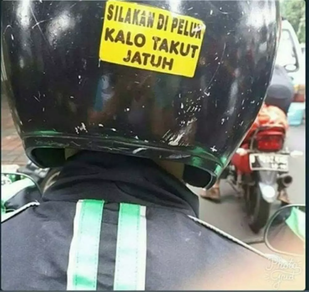 Tulisan lucu di helm driver © berbagai sumber Tulisan lucu di helm driver © berbagai sumber