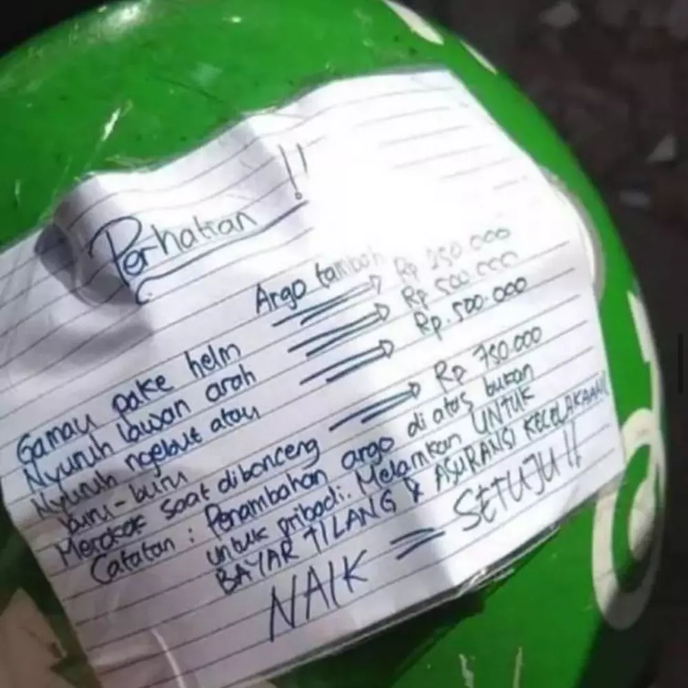 Tulisan lucu di helm driver © berbagai sumber Tulisan lucu di helm driver © berbagai sumber