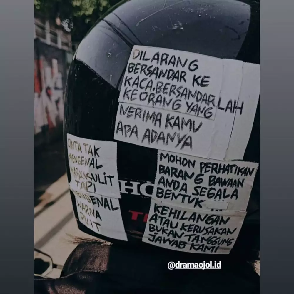 Tulisan lucu di helm driver © berbagai sumber Tulisan lucu di helm driver © berbagai sumber